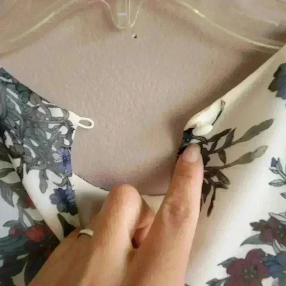 Vince Camuto Sleeveless Floral Women's Blouse size XS Print Floral Jewel Neck - Picture 11 of 13